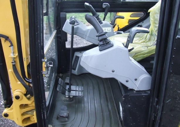 Caterpillar 301.6C - Minikoparka — zdjęcie 2