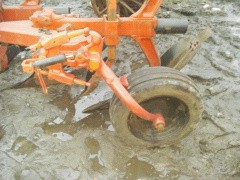 Pług 4-skibowy obrotowy KUHN z wałem kaberlna paker — zdjęcie 5