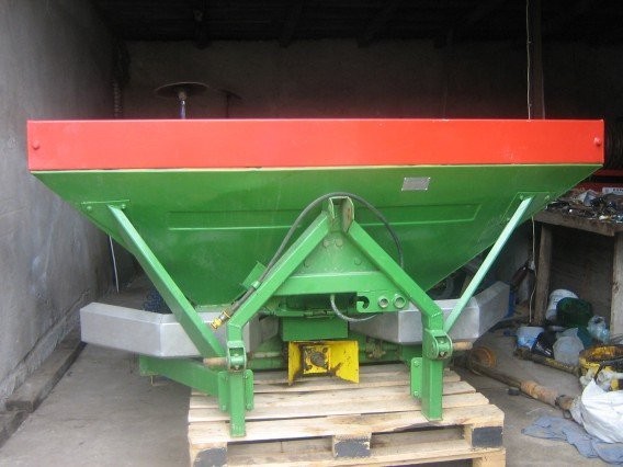 rozsiewacz nawozów 1200l Brzeg — zdjęcie 2