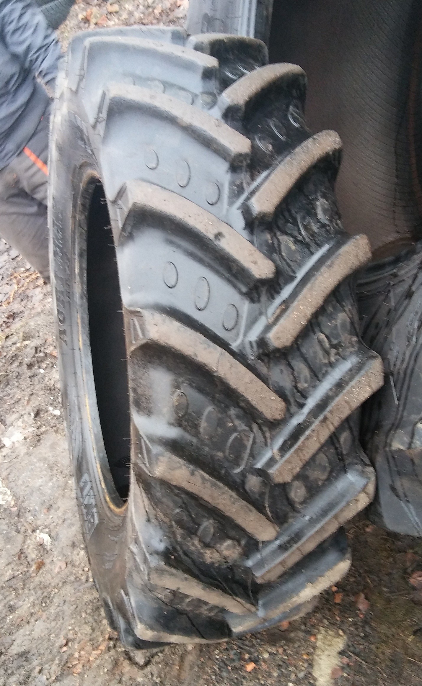 (G1225) Opona 380/70 R28 BKT — zdjęcie 1