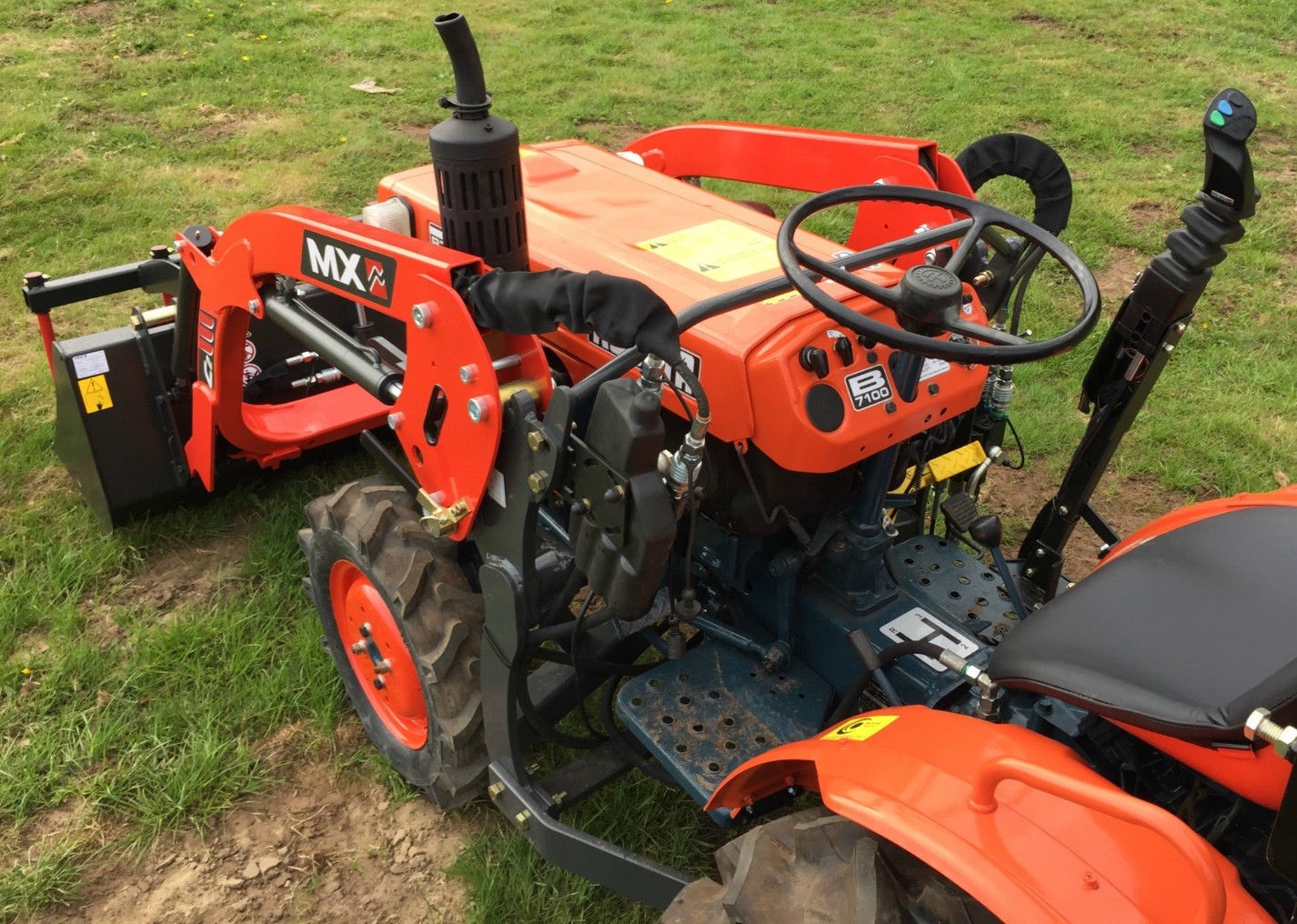 Kubota BD-7100 MX-C2 z ładowaczem czołowym — zdjęcie 3