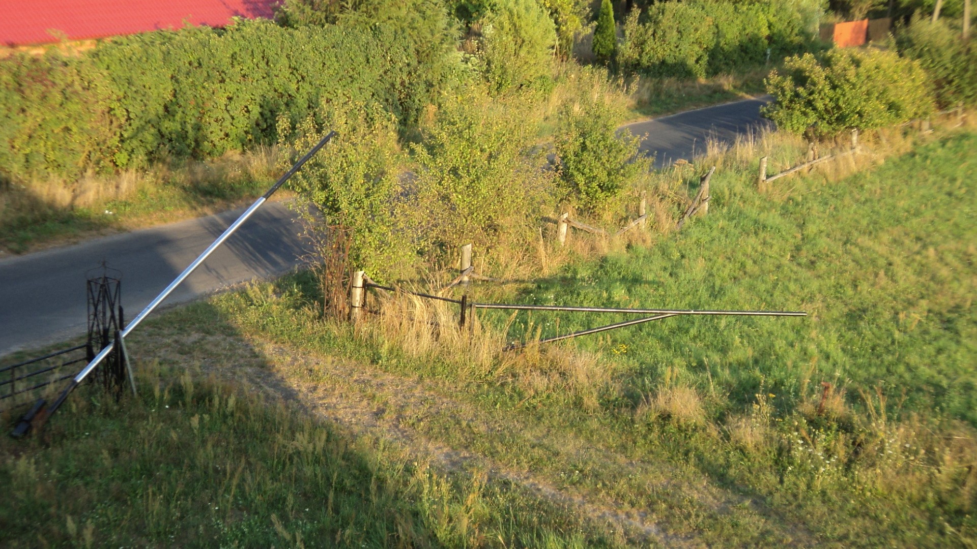 Szlaban pionowy , reczny z przeciwwaga . Dlugosc ponad 7 metrow. — zdjęcie 1