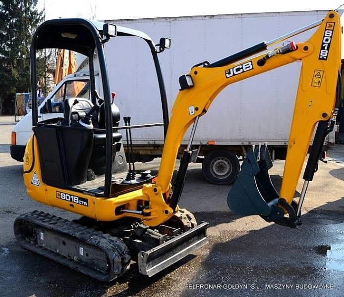 JCB 8018 CTS z 2011 roku