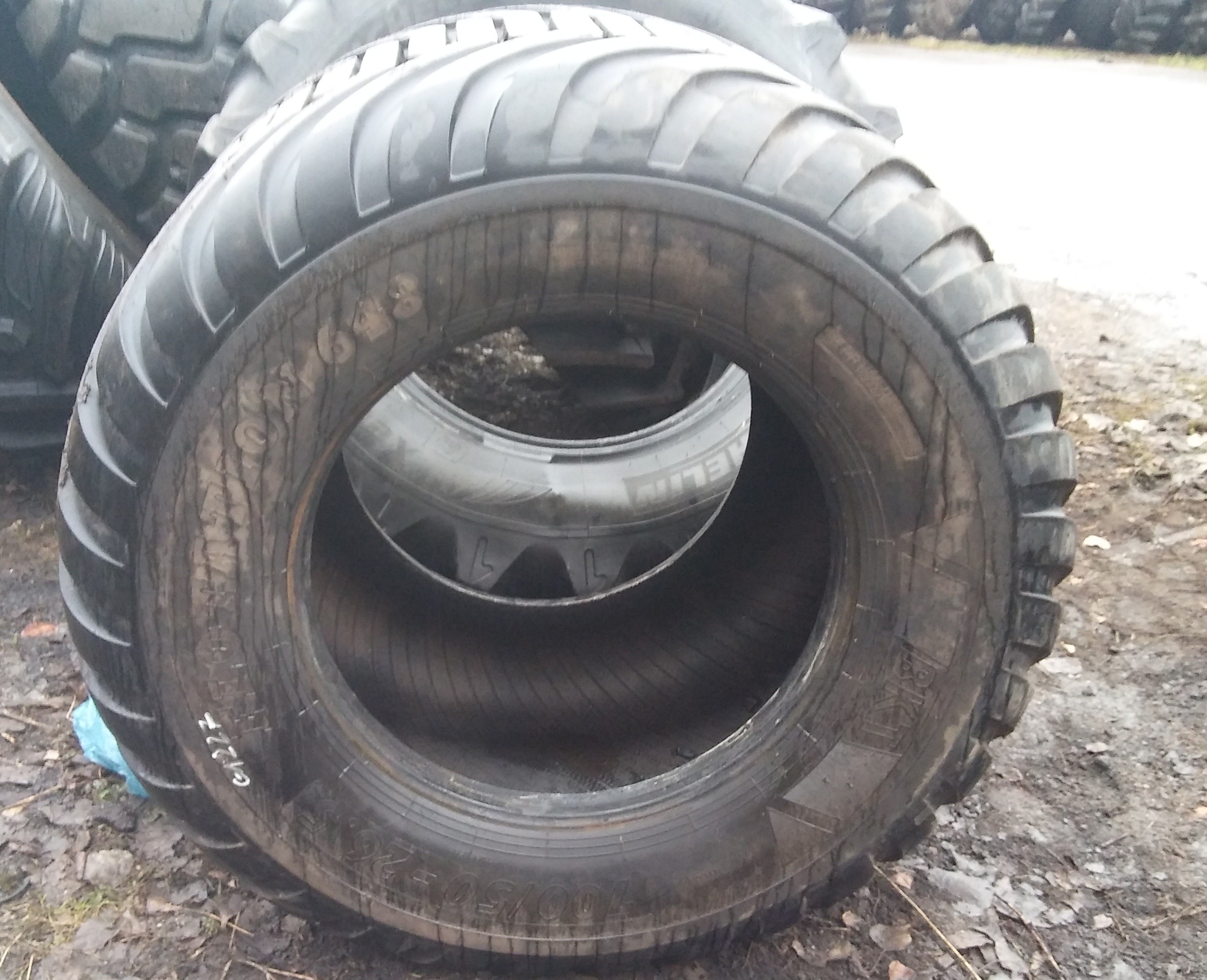 (G1227) Opona  700/50-26.5 BKT  Flotation 647 — zdjęcie 3
