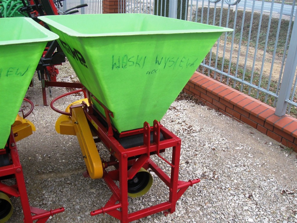 Rozsiewacz nawozów zawieszany POM Augustów Motyl 400 kg — zdjęcie 3