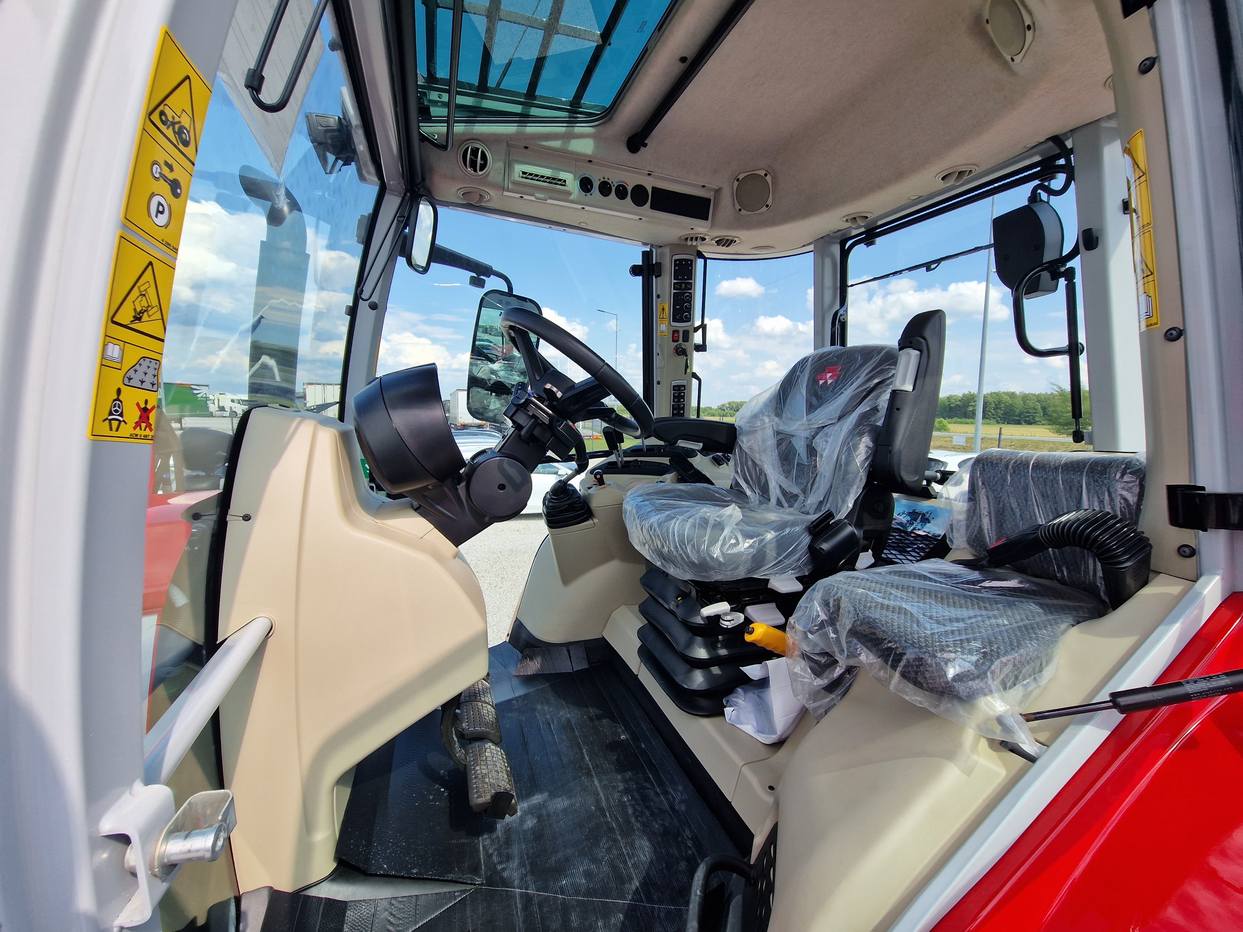 Ciągnik rolniczy Massey Ferguson 6S.145 z ładowaczem czołowym 2023 r. — zdjęcie 8