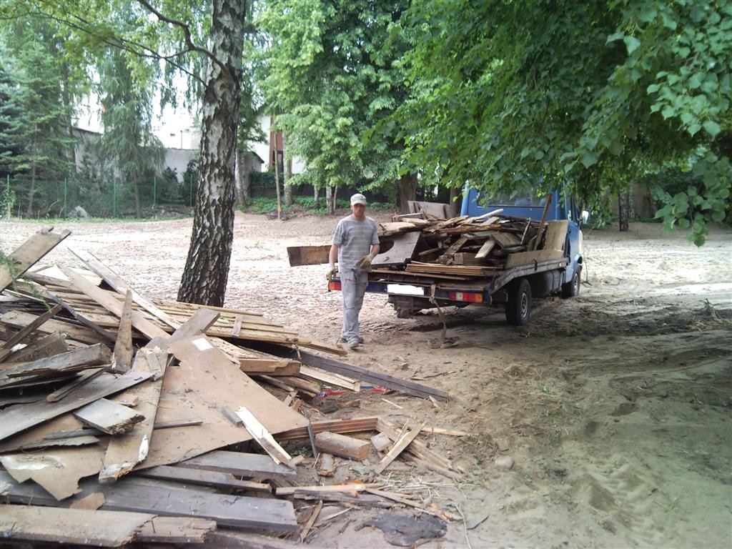 Sprzątanie mieszkań terenów piwnic strychów wywóz mebli gratów F-Vat — zdjęcie 3