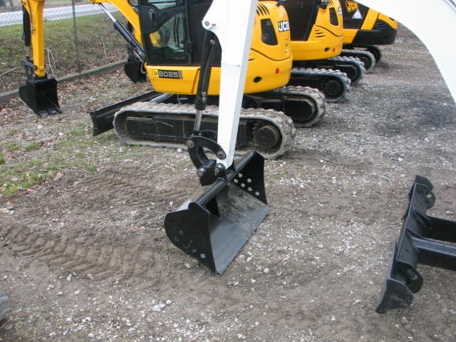 Bobcat E16 z 2013 roku - stan idealny — zdjęcie 3