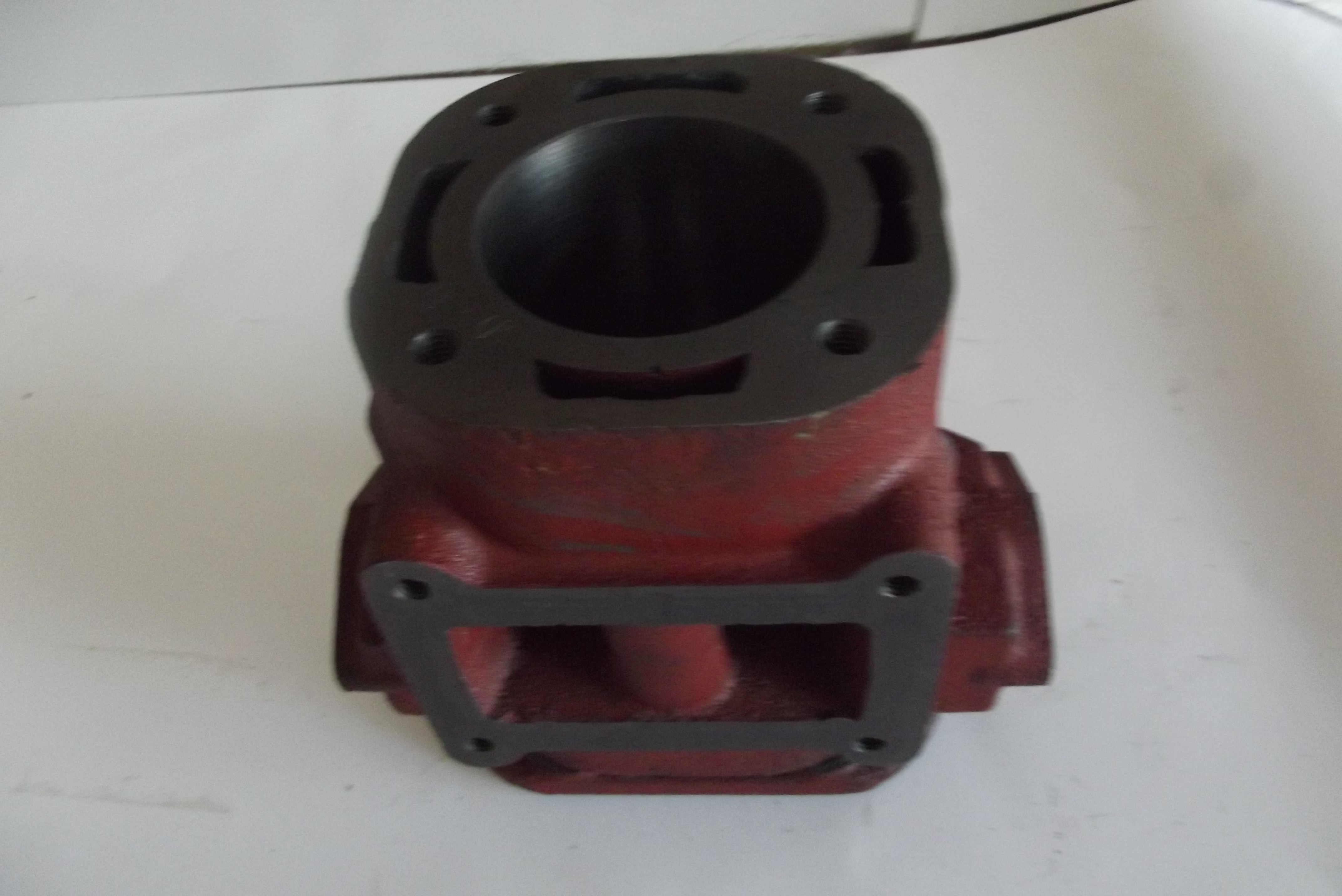 Cylinder silnika rozruchowego DT 75 ORYGINAŁ — zdjęcie 1