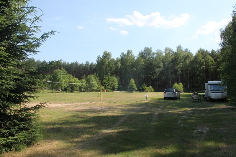 Ośrodek ze stadniną koni nad pięknym jeziorem — zdjęcie 4