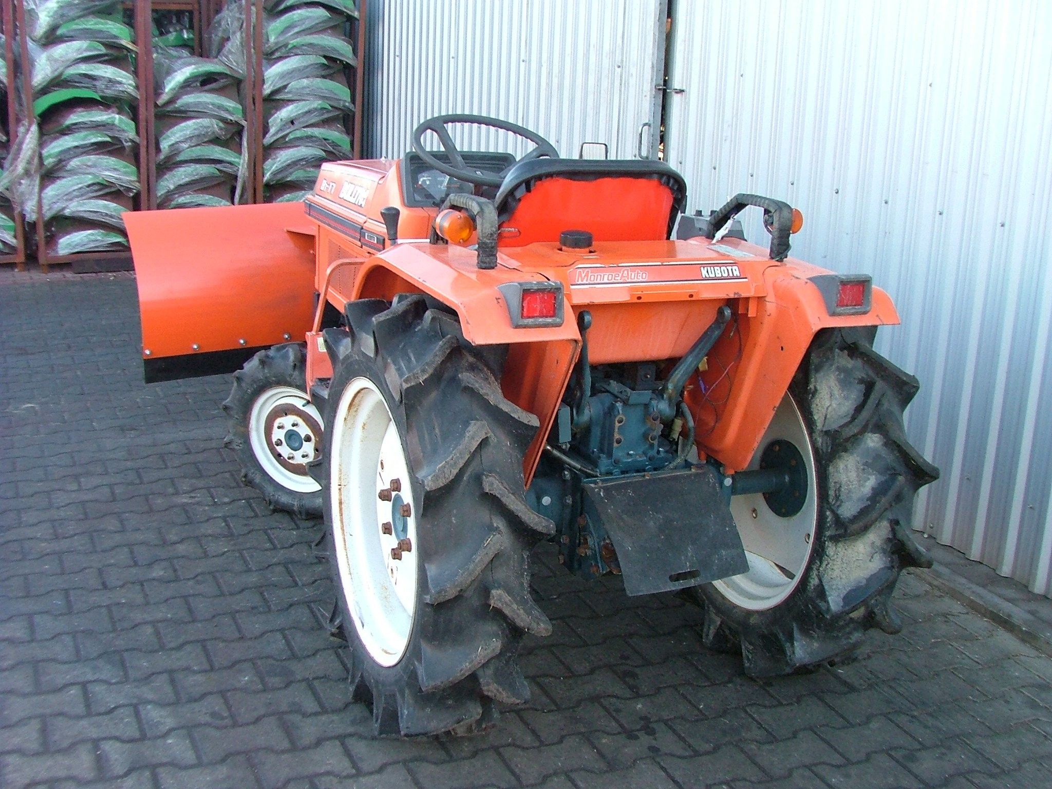 Kubota B1-17 Bultra z pługiem do śniegu - 1992 — zdjęcie 4