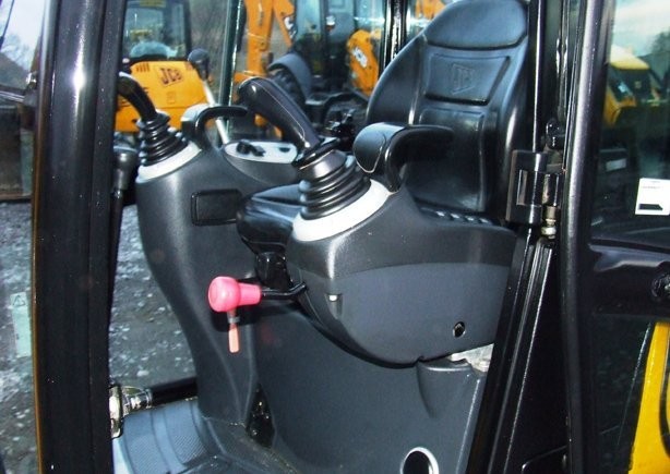 JCB 801.8 - 2007 r. — zdjęcie 4