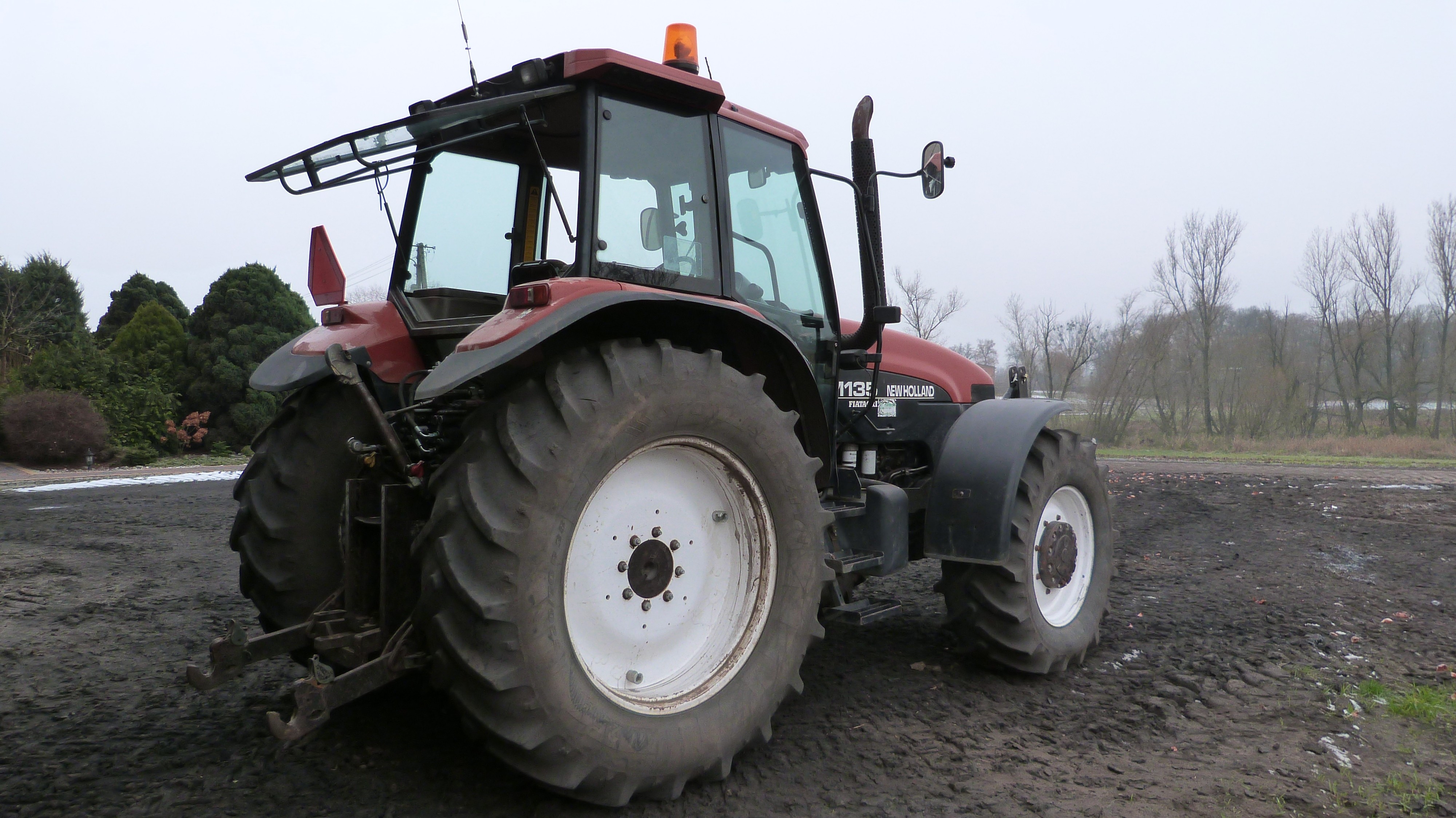 New Holland M135 - bliźniacze koła, nowy przedni TUZ — zdjęcie 8