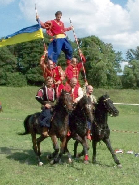 Ukraina.StajniaKoni w malowniczej miescowosciTanio — zdjęcie 3
