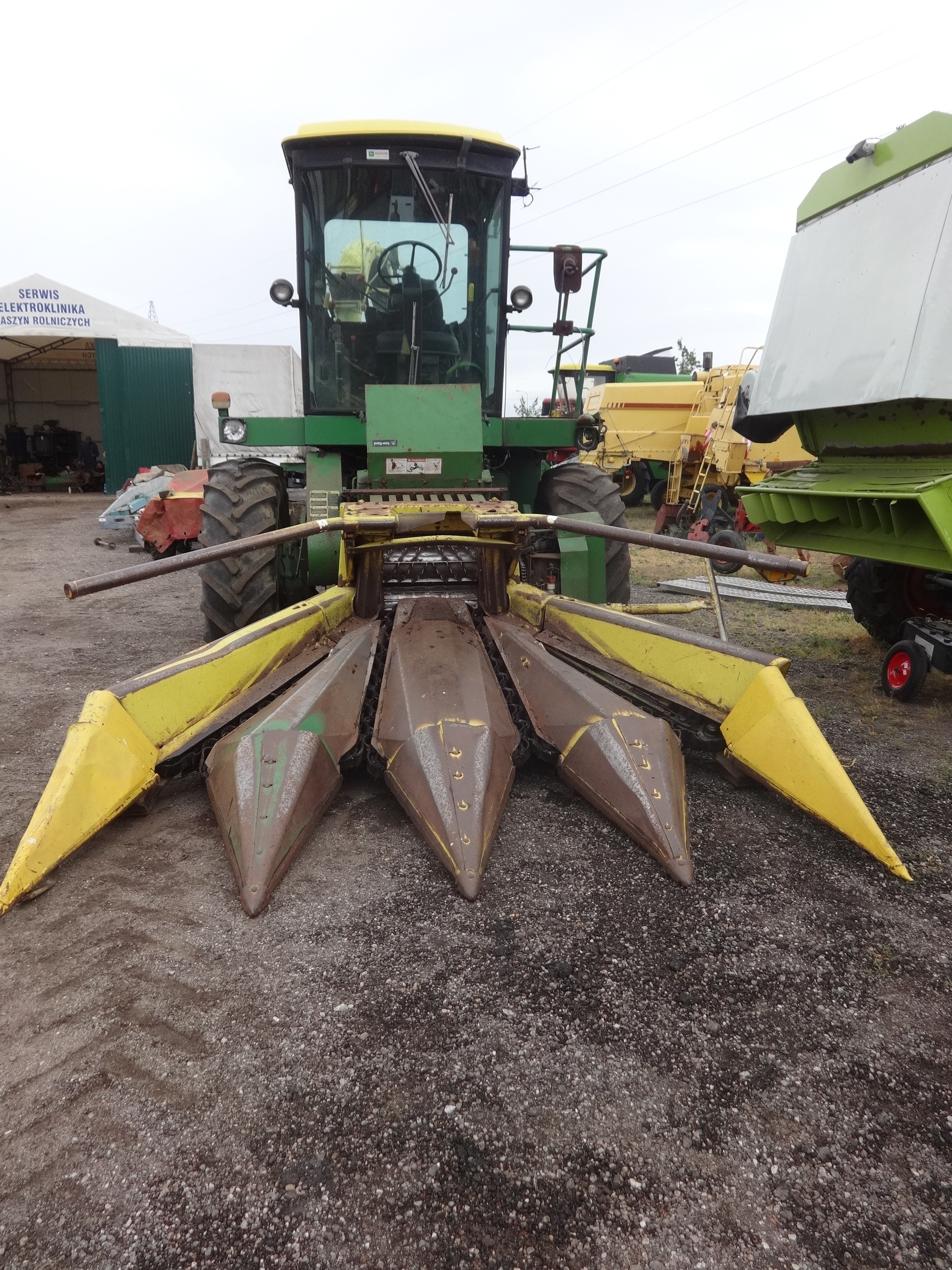 Sieczkarnia JOHN DEERE 5720 — zdjęcie 1