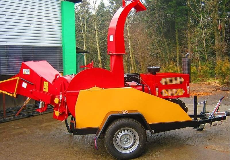Rębak tarczowy na podwoziu leśnym,  65HP, 4 noże tnące, BóBR 92 PROFI — zdjęcie 2