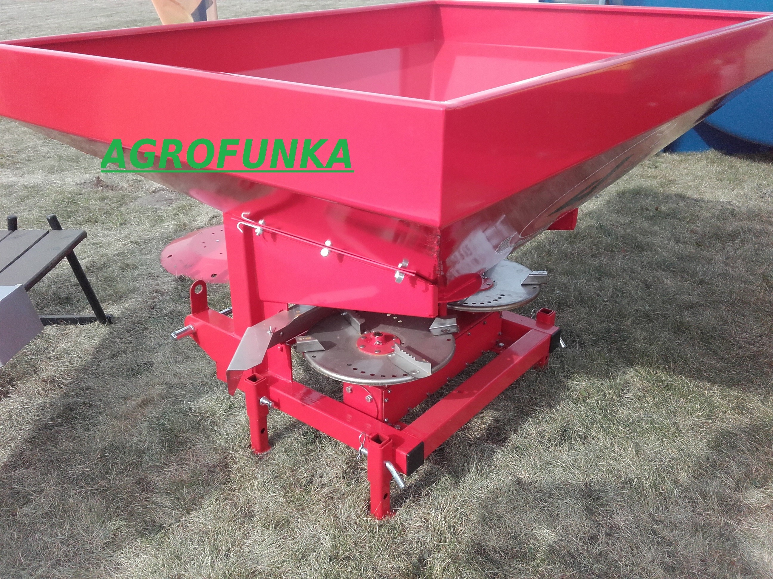 Rozsiewacz Nawozu 600/800/1200 L Altro Dost do Klienta — zdjęcie 2