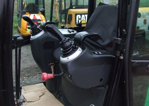 Minikoparka gąsienicowa JCB 8016 z roku 2007 — zdjęcie 4