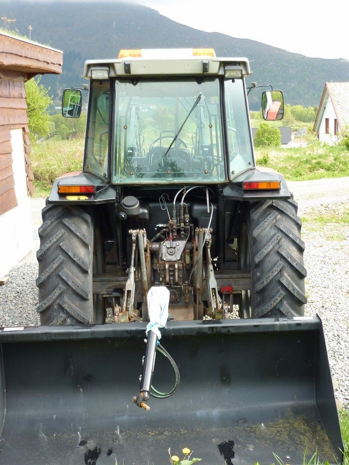 Stan bardzo dobry ciągnik Massey Ferguson 380D — zdjęcie 3