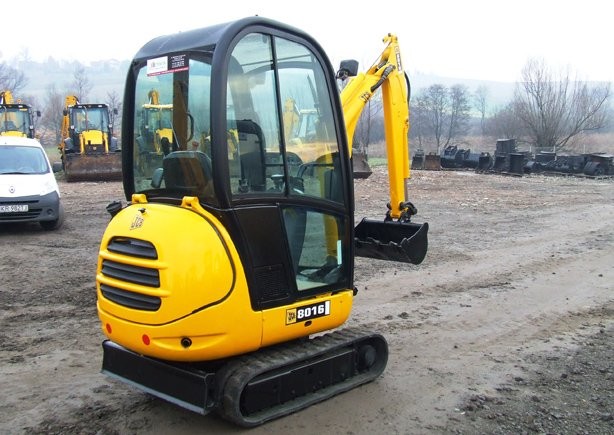 JCB 8016, z roku 2006. — zdjęcie 1