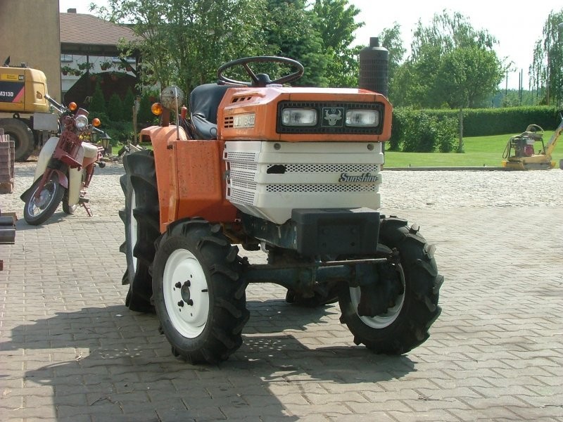 Mini traktorek Kubota B1400, 4x4, 14KM — zdjęcie 4