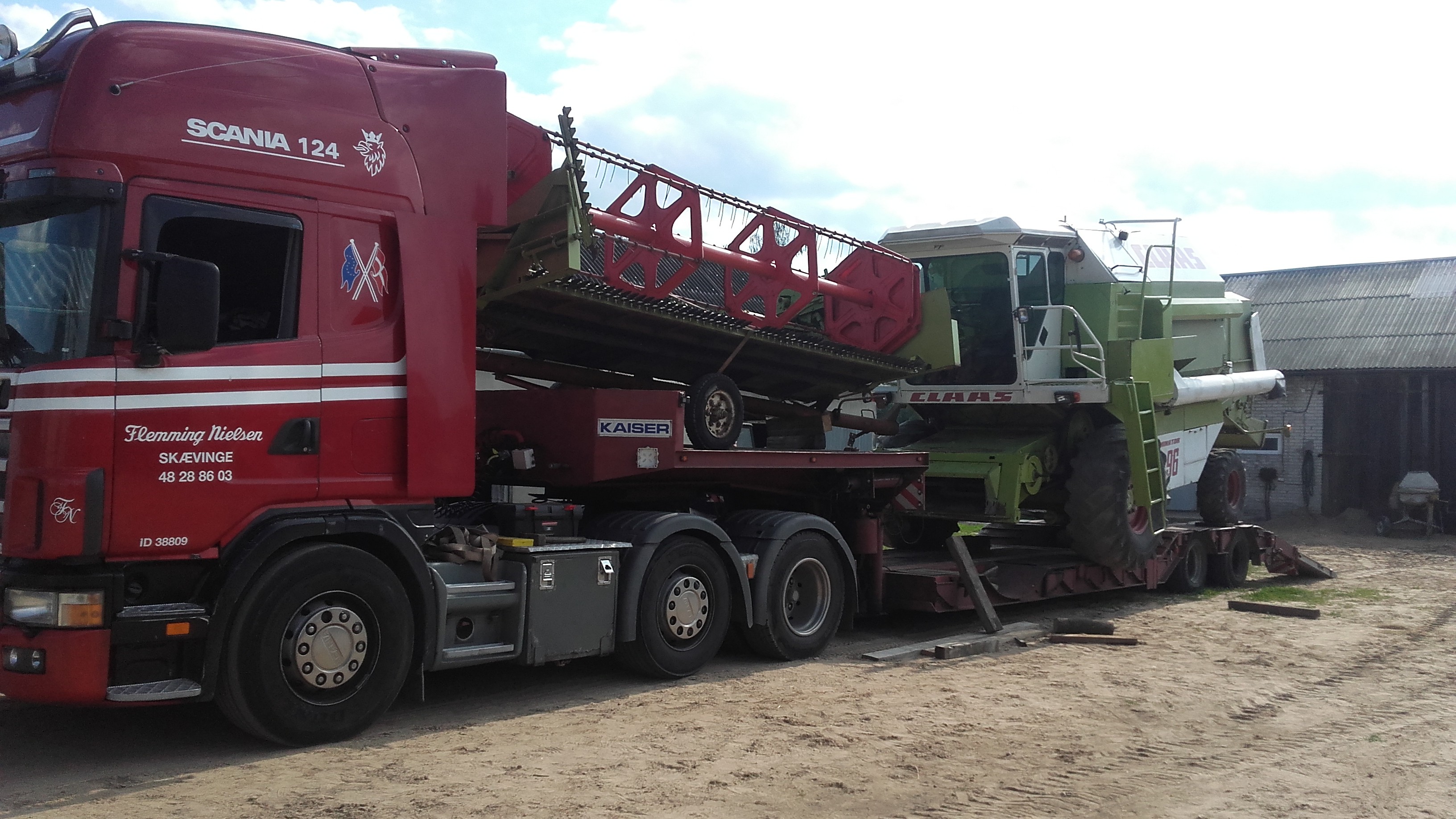 Transport kombajnów sieczkarni maszyn Claas Fent MF Holland Bizon — zdjęcie 1
