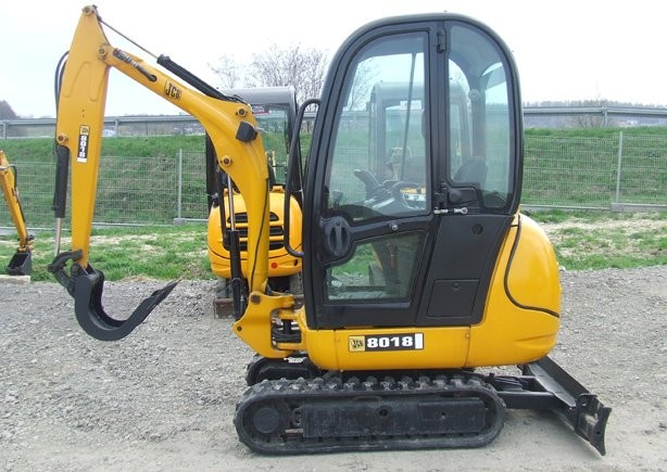 Minikoparka gąsienicowa JCB 8018 z roku 2010\\ — zdjęcie 1
