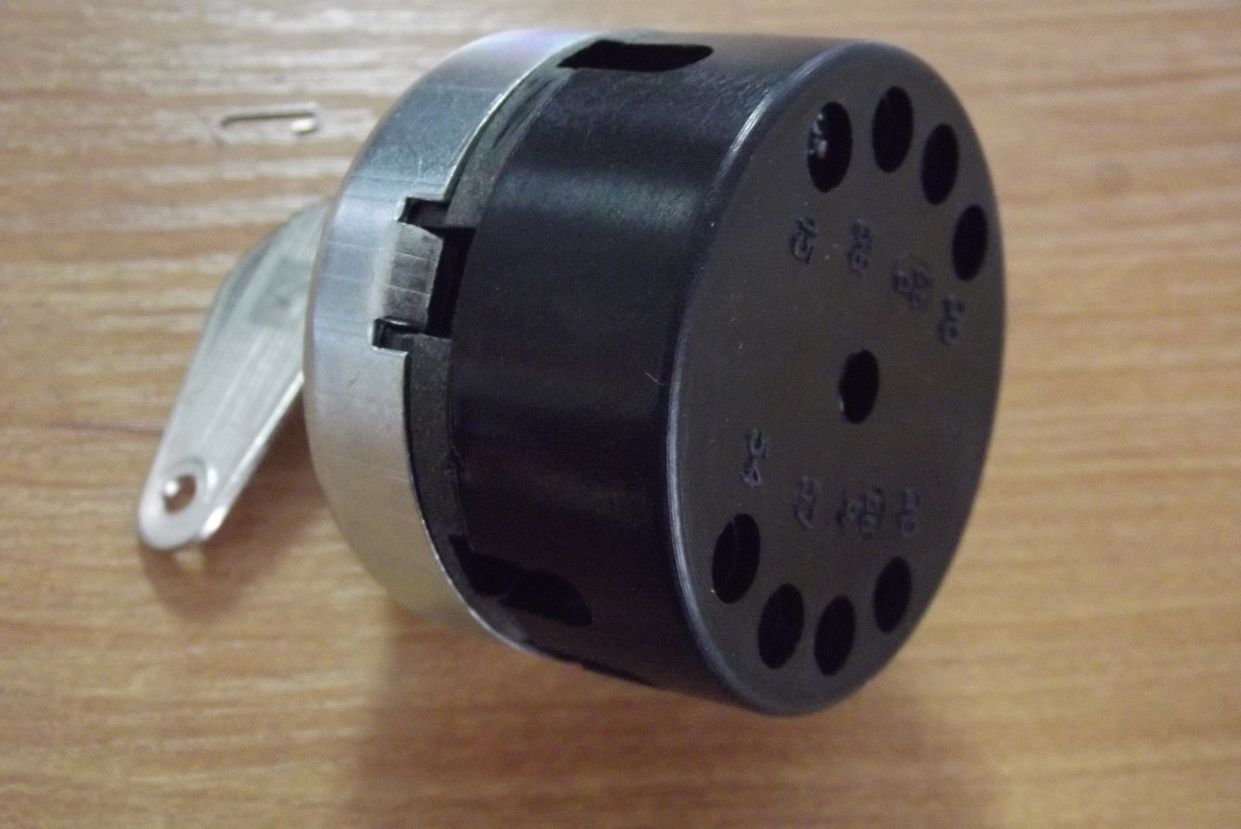 Stacyjka do Ursusa C 330, C 360, C385 z metalową nakrętką — zdjęcie 2