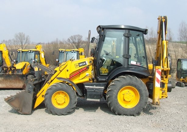 JCB 3CX z roku 2007 JCB 100KM