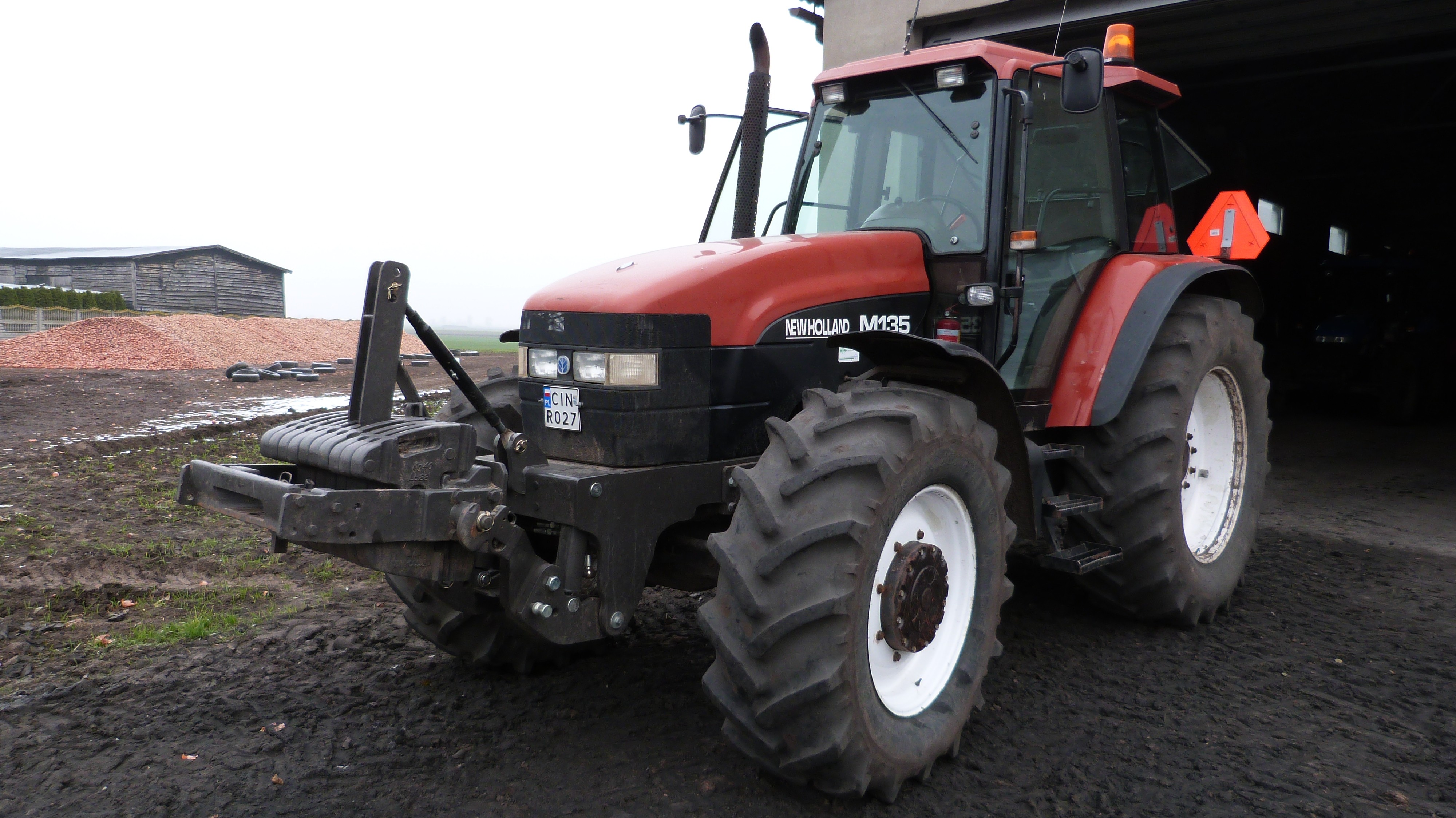 New Holland M135 - bliźniacze koła, nowy przedni TUZ — zdjęcie 6