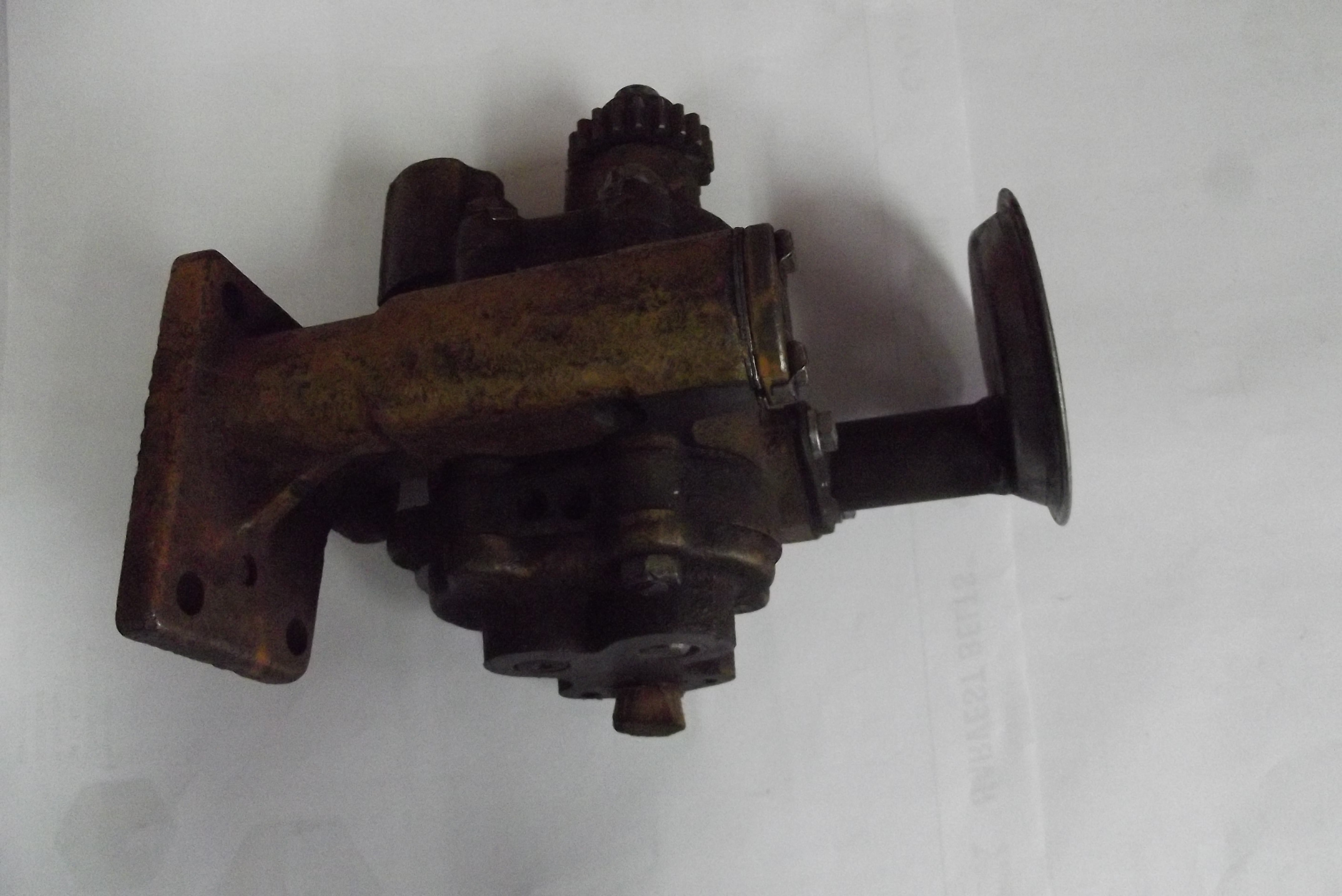 Pompa oleju silnika T 130 .    — zdjęcie 1