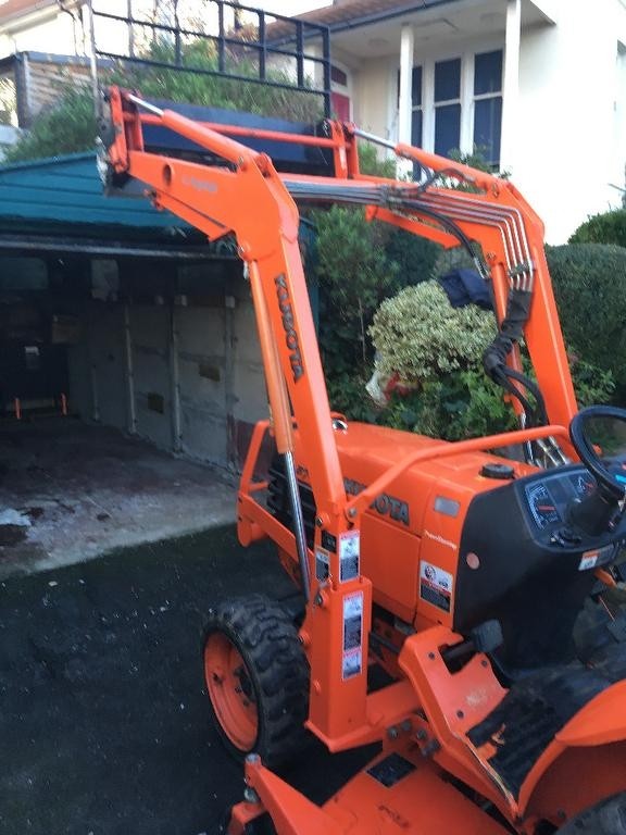 Ciągnik Kubota B7-800 + Akcesoria — zdjęcie 4