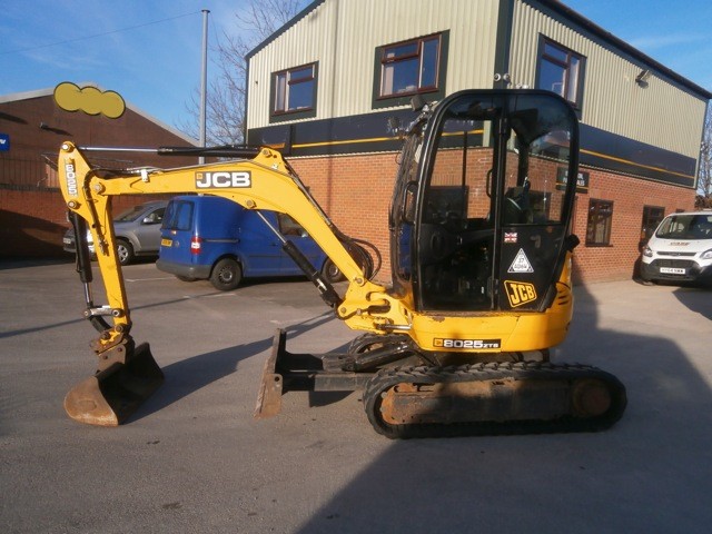 JCB 8025 ZTS,  2011 rok, sprzedam mini koparkę — zdjęcie 1