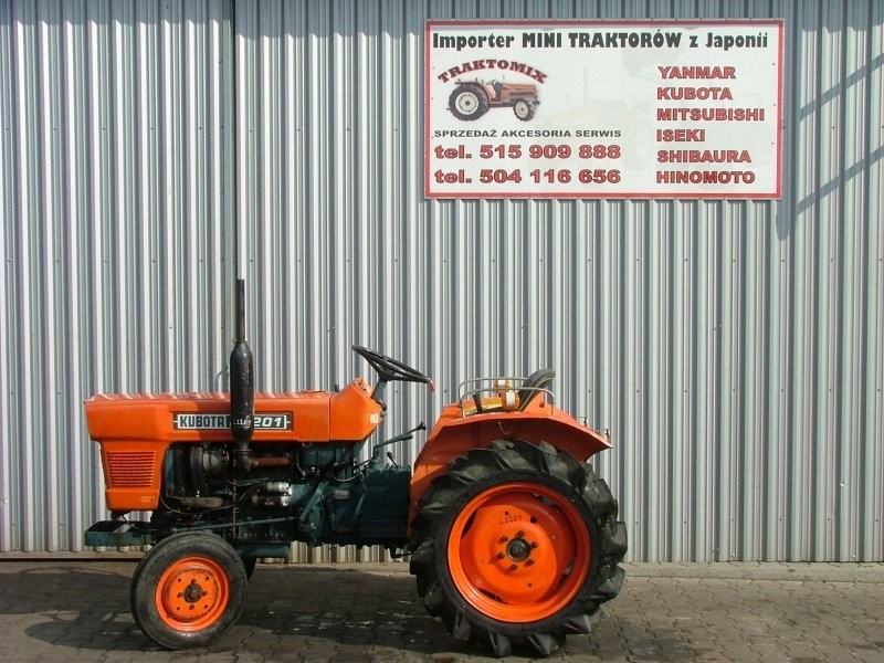 Mini traktorek Kubota L2201, 22KM, 4x2 — zdjęcie 1