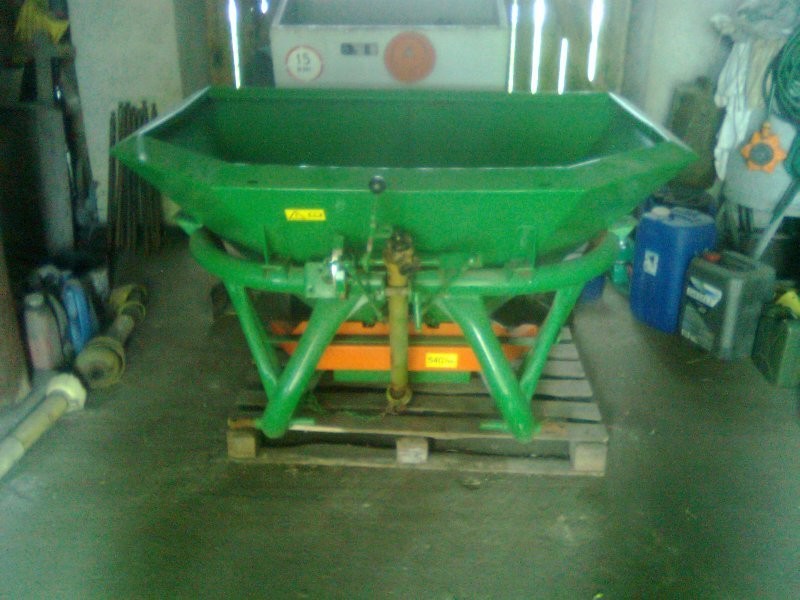 ROZSIEWACZ NAWOZU AMAZONE ZAF 600L. — zdjęcie 3