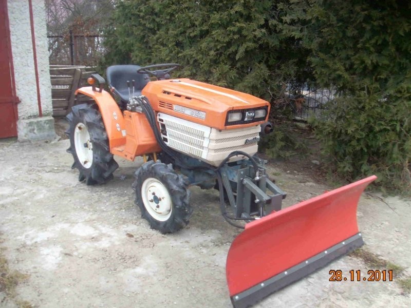 MINI CIĄGNIK KUBOTA B1400 Z PŁUGIEM DO ŚNIEGU — zdjęcie 1