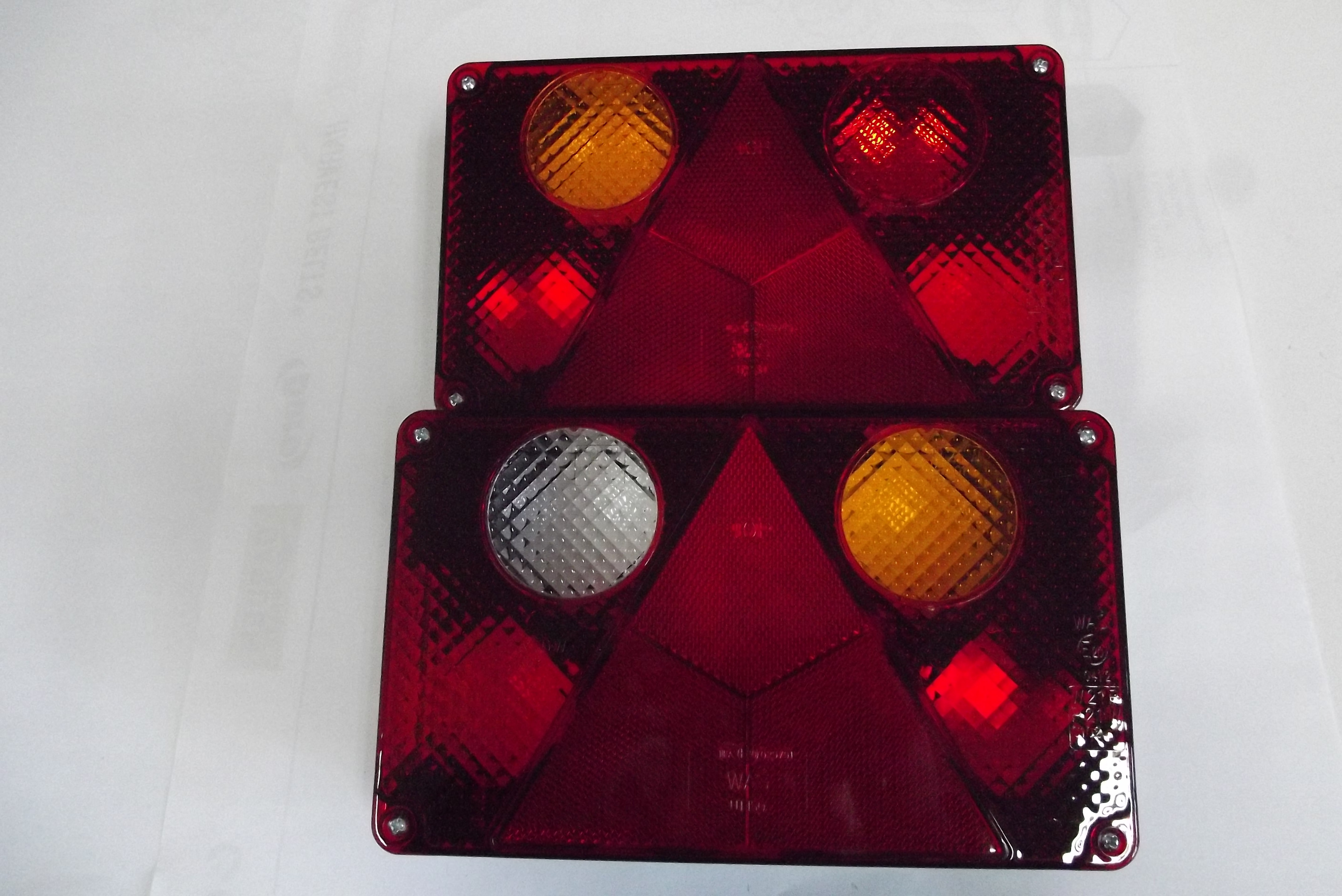 LAMPA TYLNA ZESPOLONA LEWA/PRAWA (PODŚW. TABLICY) Z TRÓJKĄTEM, 12/24V, — zdjęcie 1