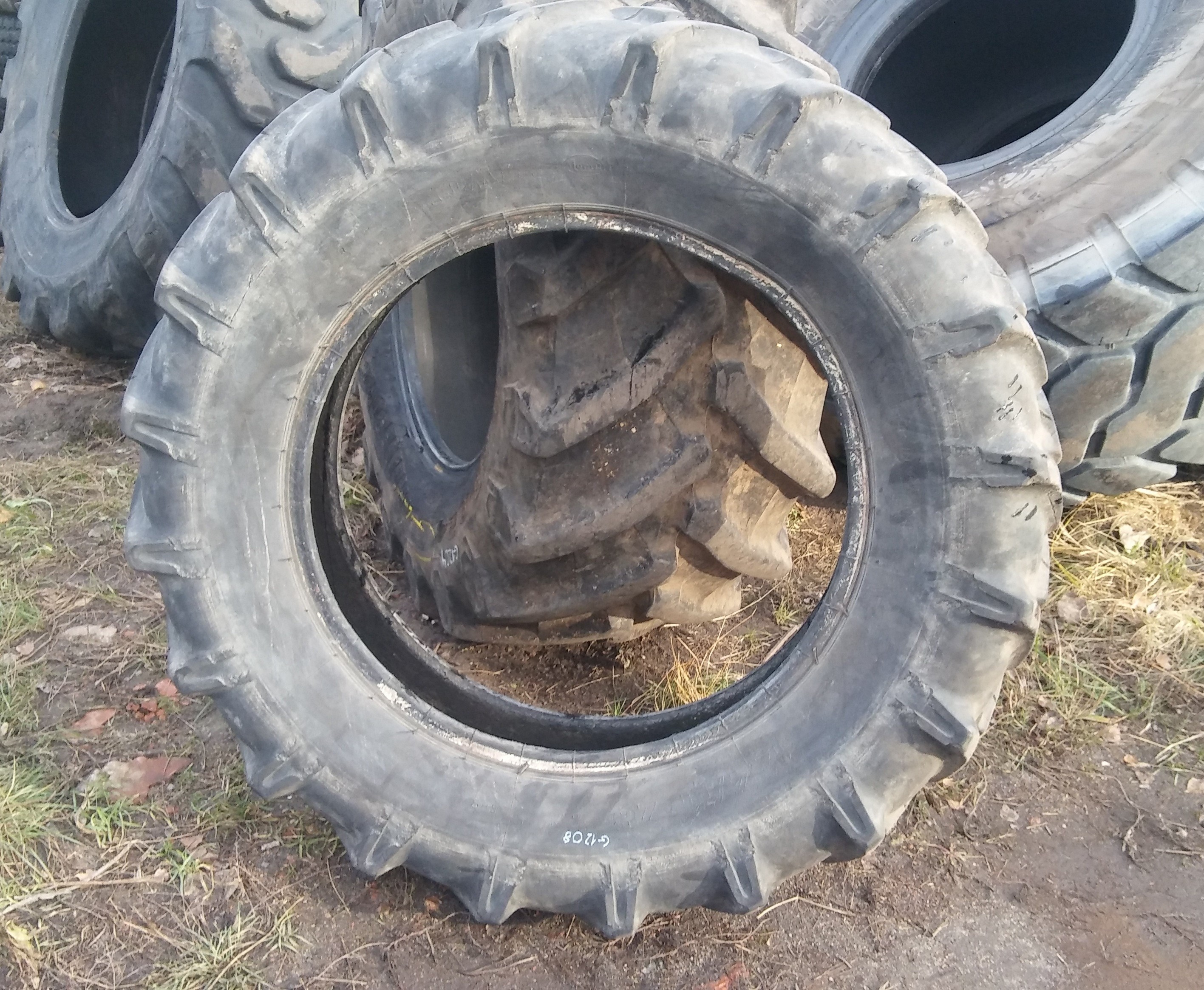 (G1208) Opona 12.4/11-28  Stomil — zdjęcie 1