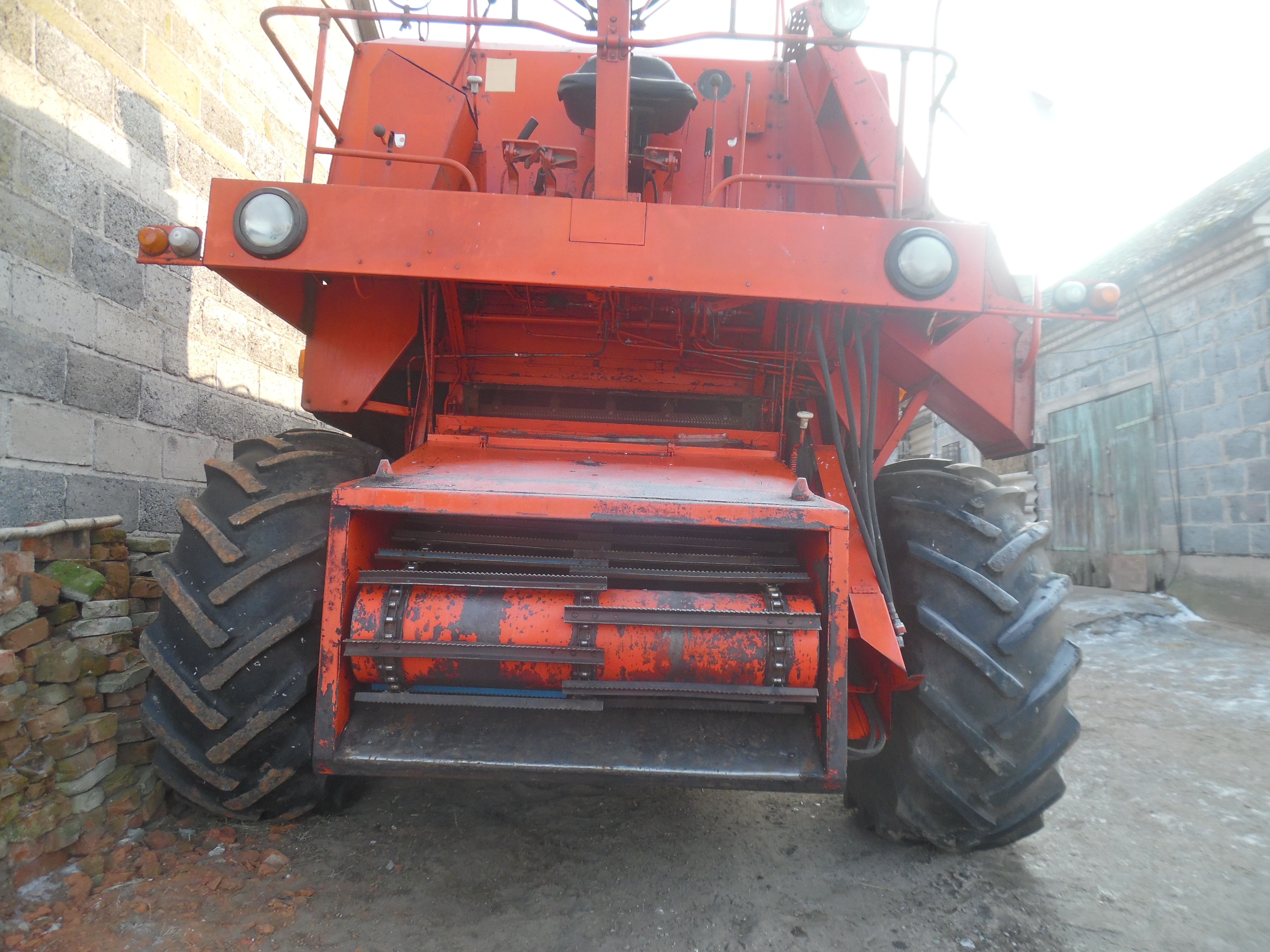 kombajn bizon i new holland,beczkowuz, przetrząsarka fela — zdjęcie 1