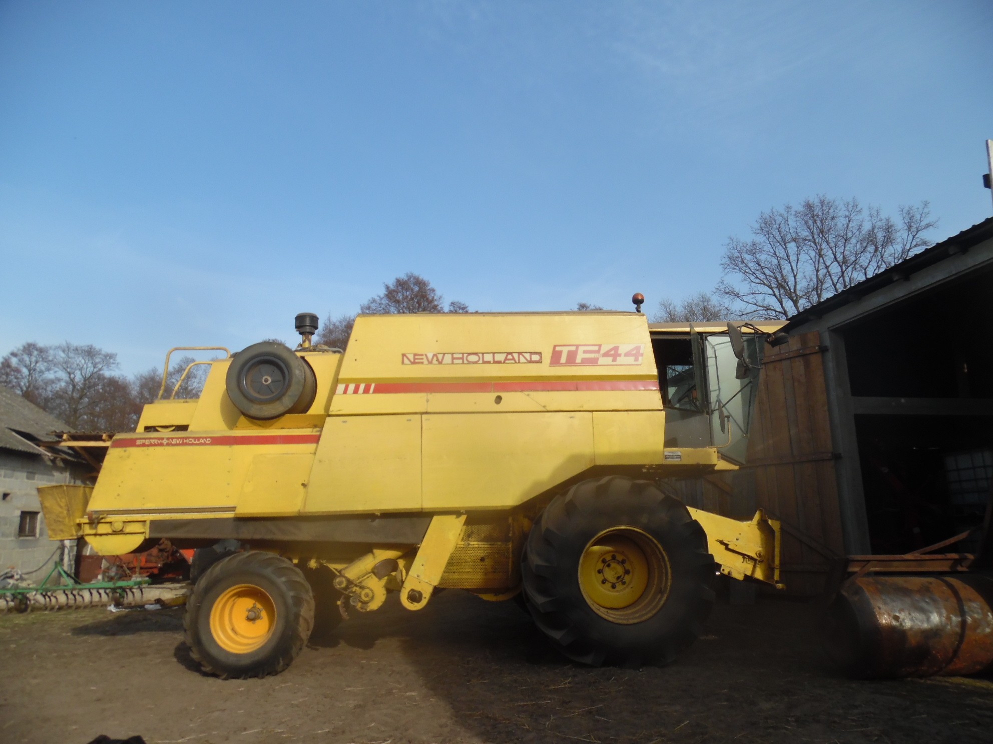 Kombajn New Holland TF44 z sieczkarnią w całości lub na części  — zdjęcie 1