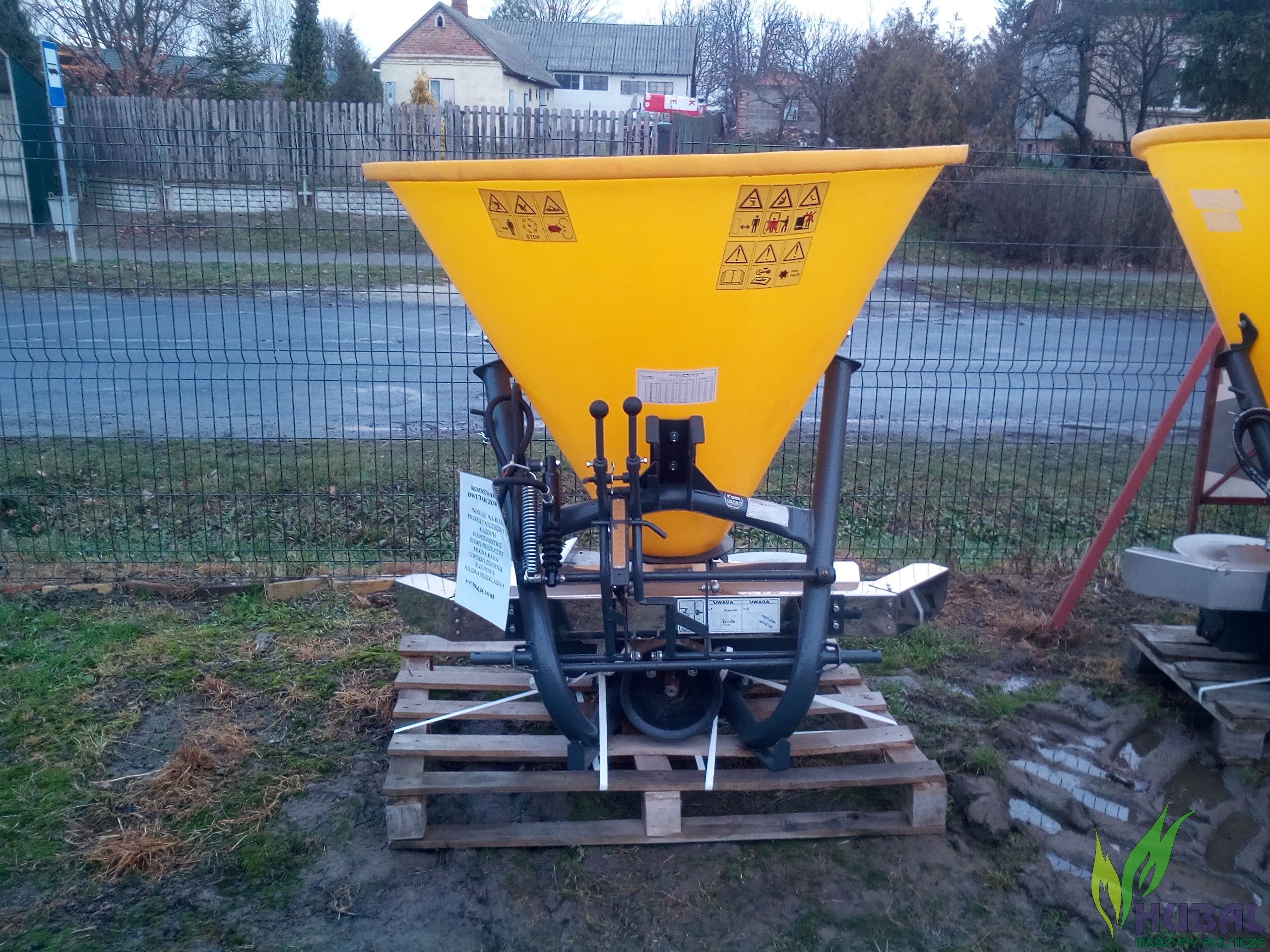Rozsiewacz nawozu Lejek DWUTARCZOWY poj. 500L z hydrauliką — zdjęcie 1