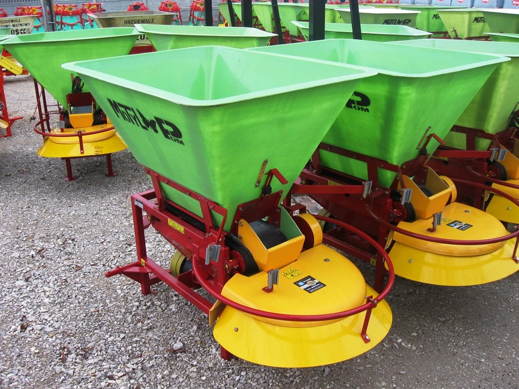 Rozsiewacz nawozów zawieszany POM Augustów Motyl 400 kg — zdjęcie 1