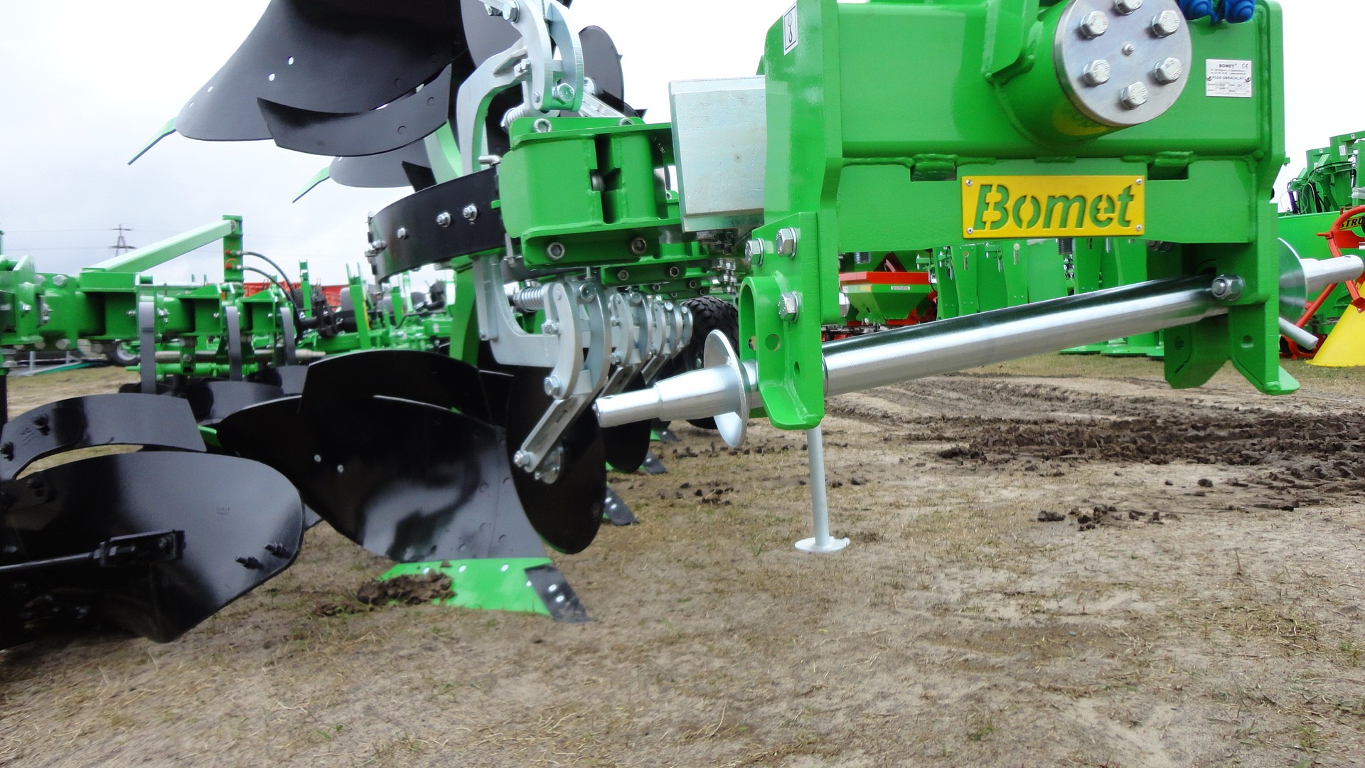 Pługi obrotowe Bomet 18'' resorowe 4 skiby + kroje — zdjęcie 2