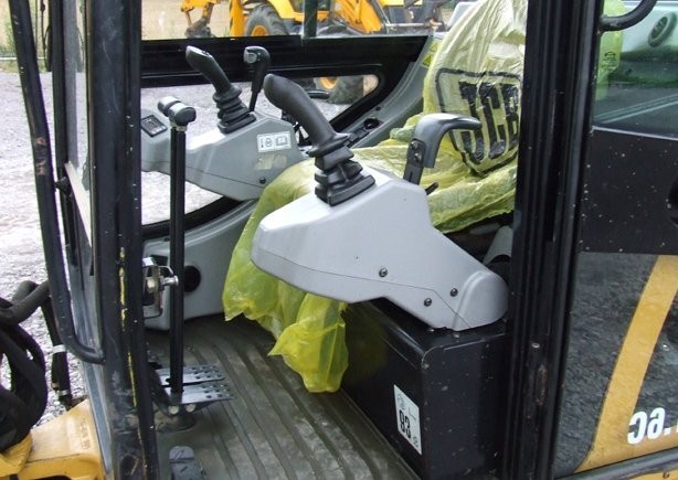 Mini koparka gąsienicowa CAT 301.6 C z roku 2007 — zdjęcie 4
