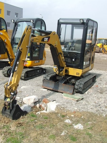 minikoparka CAT 301.8C z roku 2011..