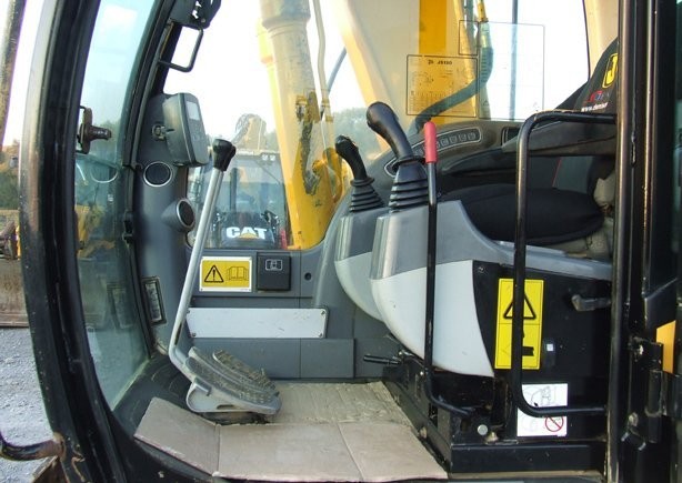 Koparka gąsienicowa- JCB JS 130 LC z roku 2006 — zdjęcie 1
