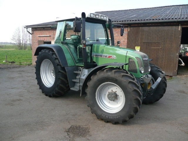 2002 Fendt Vario 716 Ciagnik — zdjęcie 1