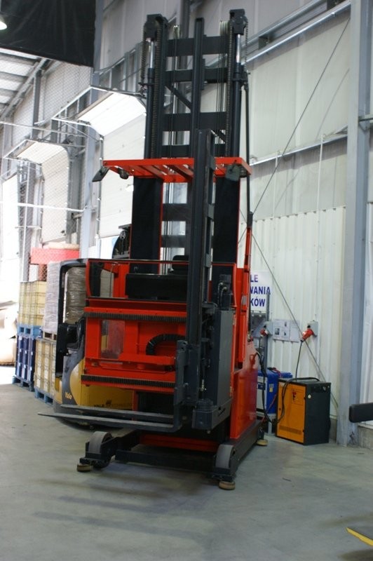 MAGAZINER EK 11 z obrotową karetką wideł — zdjęcie 3