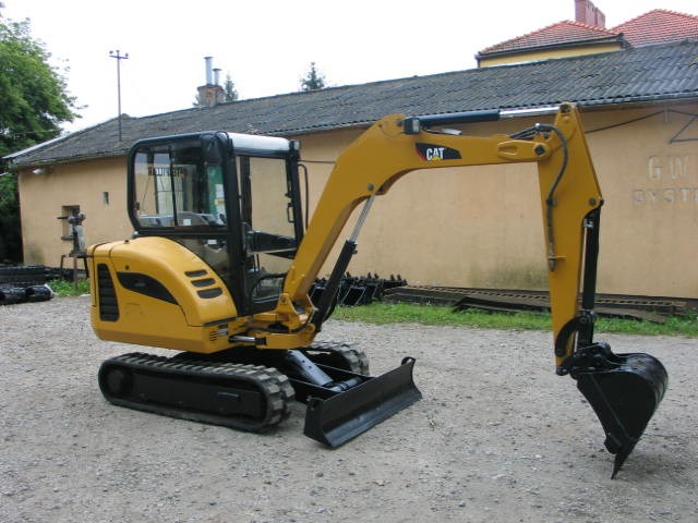 Sprzedam koparkę CAT 3025 C z 2010 roku — zdjęcie 5