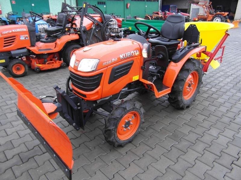 Nowy Mini ciągnik KUBOTA B1620 z pługiem i posypyw — zdjęcie 1